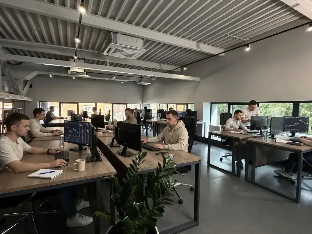 Трейдеры за работой в дилинге Lite-Invest